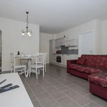 Apartment Tulipani 8 *
